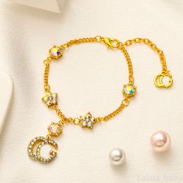 Pulseras clásicas de moda Brazalete de mujer Chapado en oro Acero inoxidable Amantes de cristal Regalo Pulsera Brazalete Cadena Joyería de diseñador