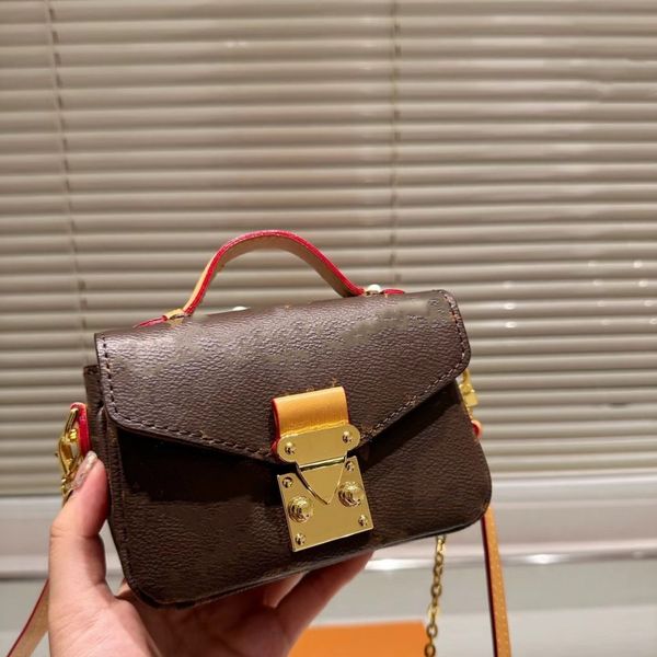 Mini bolso clásico de moda 2023, nuevo bolso de hombro tipo bandolera de mano con hebilla de solapa Retro de cuero de flor antigua de grado superior, paquete de envío gratuito diario para mujer