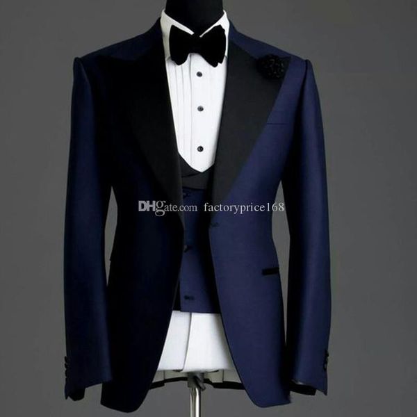 Moda azul oscuro padrinos pico solapa novio esmoquin hombres trajes boda/graduación/cena mejor hombre Blazer (chaqueta + Pantalones + corbata + chaleco) A182