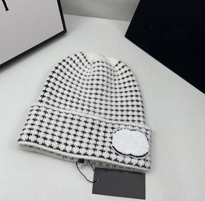 Modieuze designer Skull Caps Luxe merk Letter Afdrukken Cheque Beanie topkwaliteit snoepkleur herfst winter kasjmier breien hoeden buiten houden warme hoed