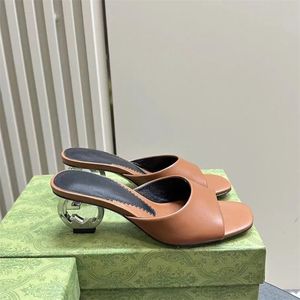 Modieuze designerpantoffels met lettervormige hakken, casual leren sandalen, klassieke feestbanketschoenen voor dames