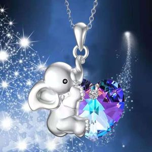 Modieuze diamanten ketting met vrouwelijke olifant vasthouden hartvormige kleurrijke kristallen dier hanger