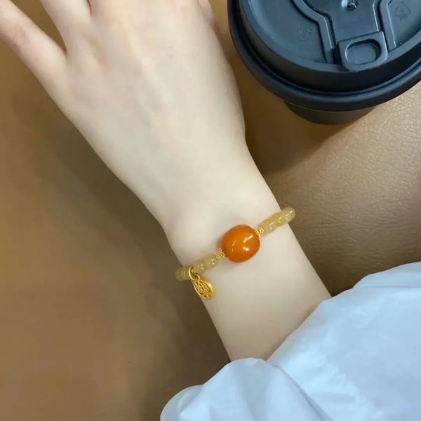 Bracelet de perle de couleur caramel de style ethnique à la mode avec colline en bois de santal cadeau idéal pour les amis et les amoureux 240416