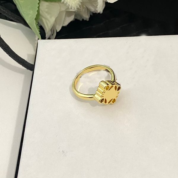 Anillos de banda de boda exquisitos de moda Diseñador popular Carta de marca Anillo chapado en oro de 18 k Cobre de alta gama Día de San Valentín Accesorios de joyería de Navidad