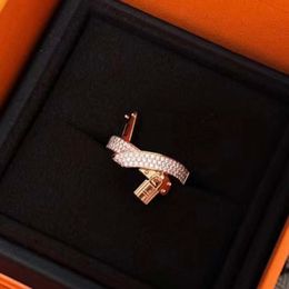 Joyería de moda, anillo de bloqueo personalizado, accesorios de joyería para mujer, circonita brillante, regalo para pareja, estilo de nudo de fiesta, nuevo 2024
