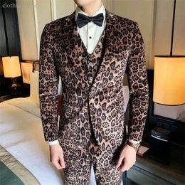 Mentille coréenne à la mode avec un costume de veet imprimé à imprimé léopard