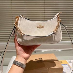 Moda Kou C Family Women's 2024 Nuevo Clásico Cadena de flores viejas Axilas Simple y elegante Bolso bandolera de un hombro 75% de fábrica al por mayor