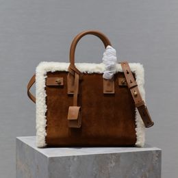 Bolso de mano de diseño de lana de cordero de moda, bolso de hombro informal con calidad de espejo, bolso de órgano de gran capacidad para mujer, bolso de compras esponjoso de invierno