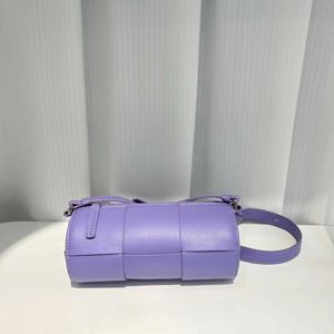 Modieuze lederen tas 2023 Nieuwe kleine cilindrische geweven eenvoudige single schouder crossbody tas kussentas voor vrouwen 230529