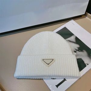 Modieuze luxe randloze hoed designer heren beanie schedelkap herfst wol cappello driehoek letter unisex kasjmier gebreide muts brief casual buiten populair pj019