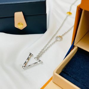 Modieuze luxe sieradenhanger Eenvoudige veelzijdige letterstijl Kleurrijke kettingontwerp Charme Exquise ontwerper Prachtige en elegante sfeerhanger