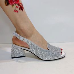 Sandales de luxe à la mode Top des créateurs italiens Party Bright Diamond Uppers Summer Womens Chaussures avec le Nigéria à talons hauts 240415
