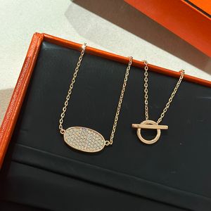 Joyería de lujo de moda para mujer Collar de oro Simple y exquisito con incrustaciones de diamantes Diseño de apertura OT Diseñador de atmósfera de gama alta Precioso y elegante colgante para dama