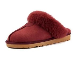 Les pantoufles pour hommes et femmes à la mode, mini bottes de neige, bottes chaudes en peluche en peau de mouton, bottes imperméables douces et confortables