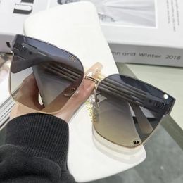 Modieuze herenbril Designer mode zonnebril voor vrouwelijke mannen met kettingarm klassieke luxe brief zonneglas goggle adumbrale bril