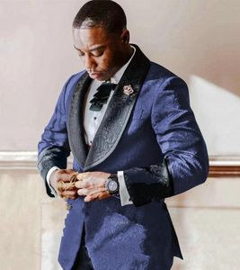 À la mode bleu marine gaufrage smokings marié noir revers marié mariage 3 pièces costume populaire hommes d'affaires veste de bal blazer veste pantalon cravate gilet 2259