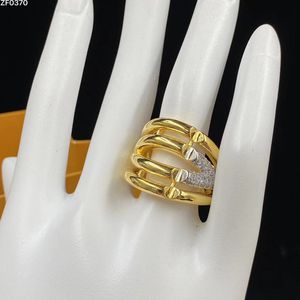 À la mode nouvelle lettre V sculpté diamants anneaux hommes et femmes couple bague designer marque bijoux de luxe fournir des cadeaux de vacances avec boîte HLR1 - 02