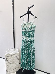 Design de niche à la mode, la dernière robe imprimée florale fraîche pour le printemps / été 2024