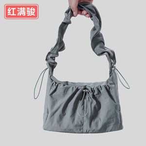 Sac à bandoulière en dentelle plissée en nylon à la mode pour femmes avec un design simple à cordon de couleur unie, sac sous les bras, sac nuage de niche 240402
