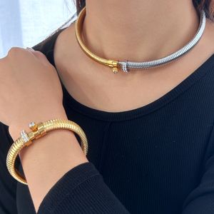 Modieuze OL Zirkoon Open Armband met Titanium Staal 18K Goud Licht Luxe Europese en Amerikaanse Stijl Kraagketting, Nieuwe Gesplitste Kraag Halsketting