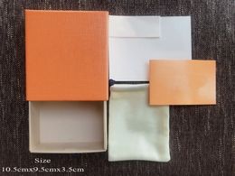 Modieuze oranje bedrukte letters sieradenbox sets en accessoires geschikt voor kettingarmbandringoorbellen De doos wordt niet apart verkocht