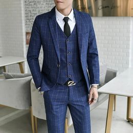 Costumes à carreaux à la mode pour hommes, costumes pour garçons d'honneur, revers de marié, boutons de smoking pour mariage/bal/dîner, meilleur blazer pour homme (veste + pantalon + gilet) R231204