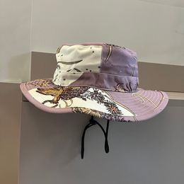 Modieuze printontwerper bucket hoed lederen klassieke brief visser hoeden kin drawstring ontwerp casual strandhoed