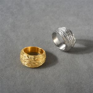 Modieuze retro verkoperde 18k echt gouden ring met onregelmatige textuur Europese en Amerikaanse niche Eenvoudige en luxe veelzijdige ring voor dames