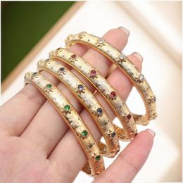 Modieuze retro elegantie paleis stijl sieraden goud vergulde ingelegde groene halo steen opening armband court geborsteld bangle