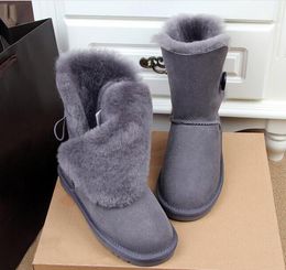 Bottes de neige courtes à la mode 5803 pour femmes Bouton Doux et confortable botte de maintien au chaud Bottes en peluche en peau de mouton avec carte de sac à poussière de qualité supérieure Transbordement gratuit