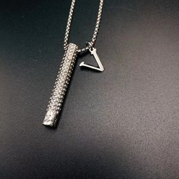 Modieuze zilveren fluitketting. Een statement fluitje gevuld met zilveren strass waar op geblazen kan worden. Merk luxe kettingontwerper voor dames. halsband met doos