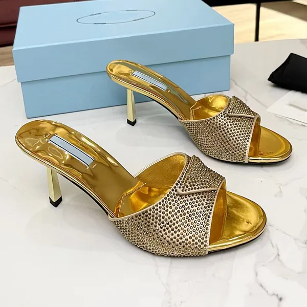 Pantoufles à la mode classiques de luxe strass chaussures de créateurs décoratives femmes 7,5 cm talons hauts sandales décontractées une ligne doublure en cuir satiné taille 42 éraflure