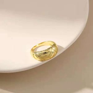 Modieuze kleine geurige stijl diamanten raster gouden ring, hoogwaardige pigmentsieraden