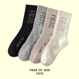 Chaussettes à la mode FG Rich Ess Socks Saison 7 Chaussettes minimalistes Lettre de sport Sockes décontractées chaussettes à la mode chaussettes tendance