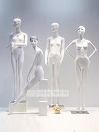 Mannequin de femmes de style à la mode avec le modèle mat blanc brillant de visage féminin adapté aux besoins du client pour l'affichage
