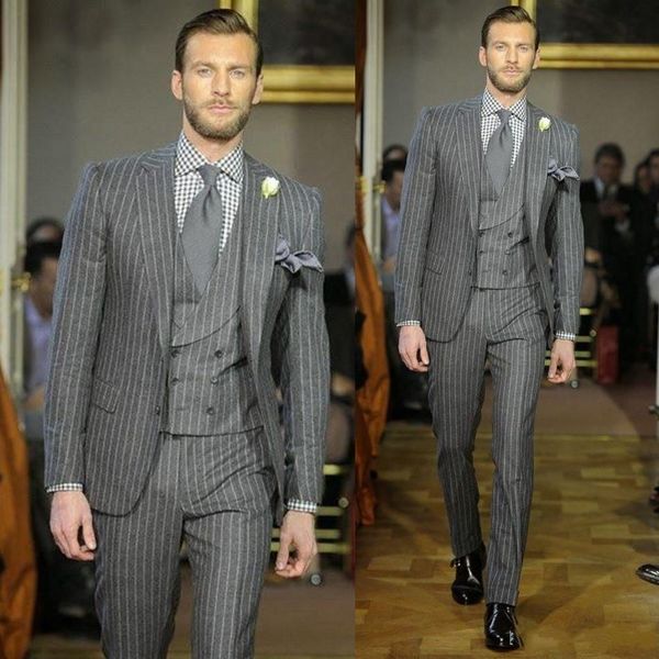 Tuxedos de marié à rayures grises à la mode à deux boutons Groomsmen Notch Lapel Best Man Blazer Costumes de mariage pour hommes (veste + pantalon + gilet + cravate) H: 789