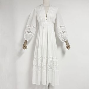 Conception à col en V à la mode avec manches lanternes en patchwork pour un look amincissant sur la jupe longue de la robe