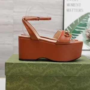 Sandales à talons de coin à la mode Femmes Luxurious Designer Chaussures en cuir décontracté en cuir Boucle boucle formelle chaussures