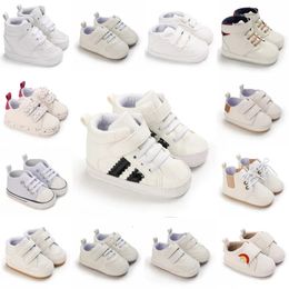 Zapatos deportivos casuales blancos de moda 018m niños y niñas versátiles caminando suave el bebé cómodo 240524
