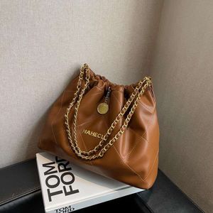 Chaîne Instagram à la mode pour femmes sous les bras avec grande capacité 2024 Nouveau sac seau à bandoulière unique en diamant polyvalent et simple 75% vente en gros d'usine