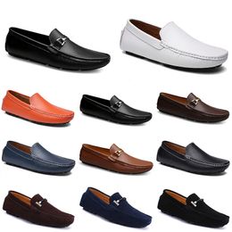 Moda cuero doudou hombres zapatos de conducción casuales Suelas suaves transpirables Bronceado claro negros azul marino blancos azules platas amarillos gris calzado todo fósforo perezoso transfronterizo