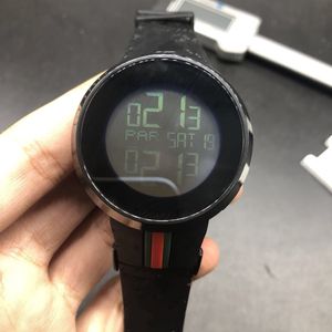 Mode mannen kijkt naar digitale led black horloge full works batterijbeweging 45 mm