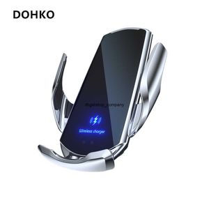 Snel opladen DOHKO Automatic 15W Qi Car Wireless Charger voor iPhone 13 12 11 xr x 8 S22 S22 S21 Magnetische USB Infrared Sensor Telefoonhouder Mount