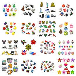 Entrega rápida al por mayor MOQ 5000pcs estilos opcionales croc JIBZ Charms 2D caucho suave Decoraciones para zapatos obstruir alfileres accesorios para zapatos hebillas ajuste pulsera sandalias