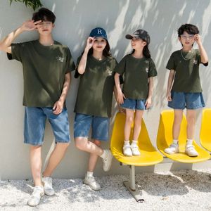 Vader moeder en dochter zoon dezelfde outfits korte mouw t-shirt familieset ouder-kind bijpassende Korea-kleding nieuwe zomer 2024