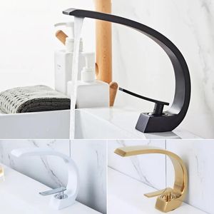 Kranen Wastafelkraan Moderne badkamermengkraan Zwart/goud wassen Enkele handgreep Warme en koude watervalkraan