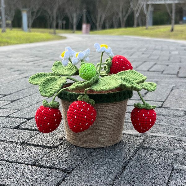 Faux verdure florale fait à la main fraises au crochet bonsaï plantes artificielles en pot pour idée cadeau créative décor de bureau mignon pour bureau/maison/salon 230907