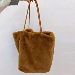 Bolsas de furtotes falsas para mujeres y bolsos de diseñador de lujo 2023 Nuevo en Corea Casual Capastice Lava de lujo de lujo de lujo