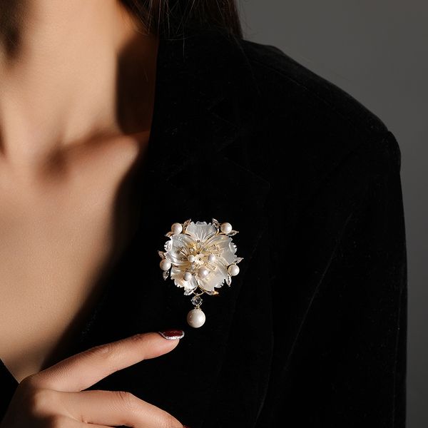 Favor Premium ciruela nácar concha broche perla camelia pin flor ropa zirconia ramillete