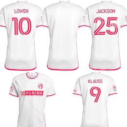 FC 2024/25 St. L ouis 16 ADENIRAN voetbalshirts 10 LOWEN 14 TOTLAND 4 NILSSON 9 KLAUSS 19 VASSILEV 25 JACKSON 21 ALM 22 HIEBERT 7 OSTRAK voetbalshirttenues Team Wit